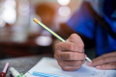 Sınav sorularını yazan ve okuyan öğrenciler, okuldaki sınav kağıtlarını stres ile okuyorlar.