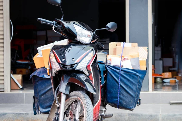 Caixa Entrega Motocicleta Frente Escritório Serviço Entrega — Fotografia de Stock