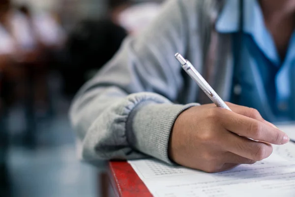 Schüler Schreiben Und Lesen Prüfungsaufgaben Klassenzimmer Der Schule Mit Stress — Stockfoto