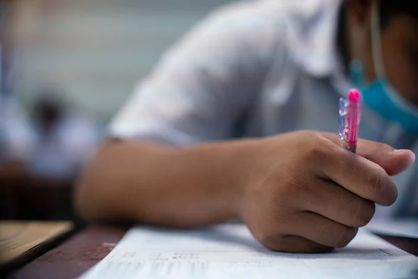 Los Estudiantes Que Escriben Leen Examen Responden Las Hojas Ejercicios — Foto de Stock