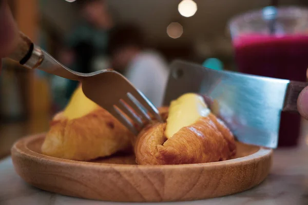 Person Isst Ein Stück Croissant Mit Messer Und Gabel Café — Stockfoto