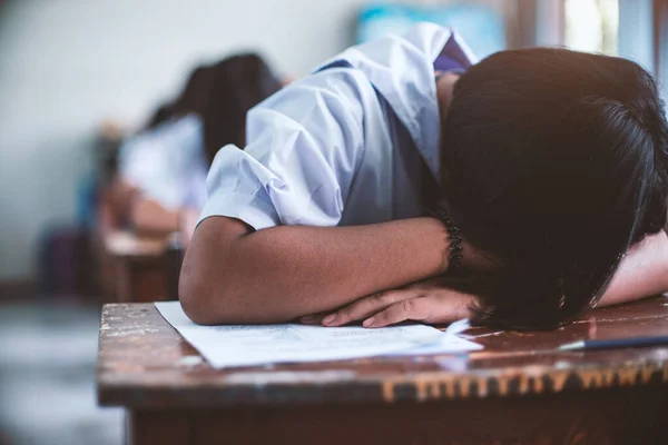 Sınav Sınıfında Uyuyan Yorgun Üniformalı Öğrenci — Stok fotoğraf