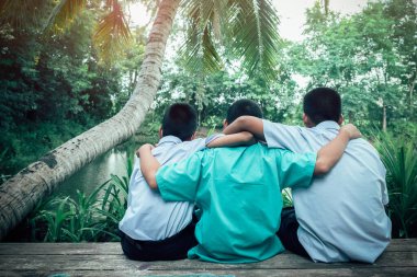 Üç öğrenci arkadaşının sevgiyle kucaklaşması. En iyi arkadaşlık kavramı.