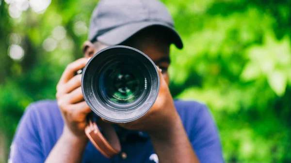 Afrikaanse Man Fotograaf Nemen Van Een Camera Stijl — Stockfoto