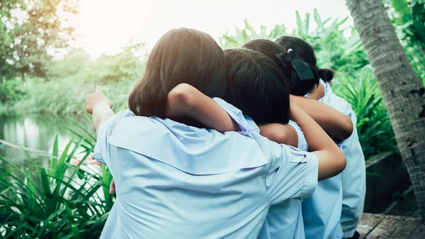 Achteraanzicht Van Drie Studenten Vrienden Knuffelen Met Liefde Concept Van — Stockfoto