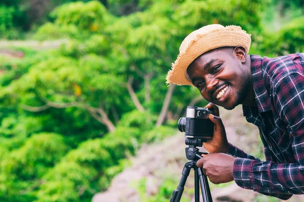Afrikaanse Man Fotograaf Het Nemen Van Een Film Camera — Stockfoto