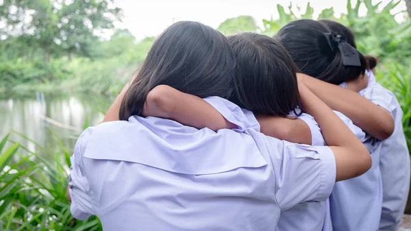 Visão Traseira Três Amigos Estudantes Abraçando Com Amor Conceito Melhor — Fotografia de Stock