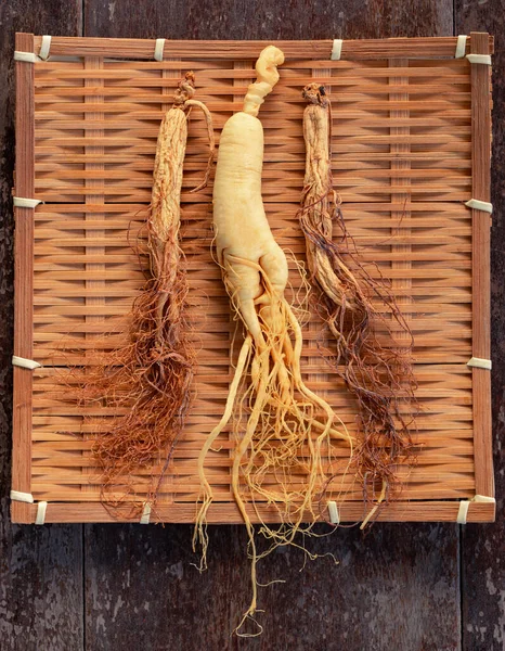 Ginseng Fresco Seco Tecido Bambu Com Espaço Cópia Fundo Madeira — Fotografia de Stock