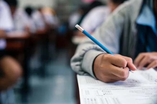 Los Estudiantes Que Escriben Leen Examen Responden Las Hojas Ejercicios —  Fotos de Stock