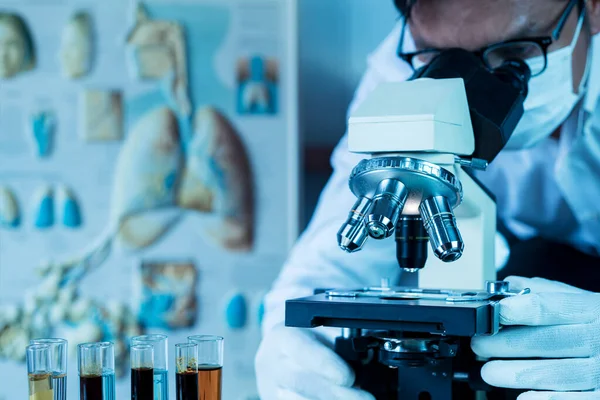 Läkare Eller Forskare Bär Medicinsk Ansiktsmask Och Tittar Mikroskop Medan — Stockfoto