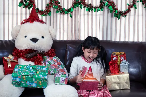 Xmas Festive Asian Little Girl Surprise Open Gift Box Home — Stock Photo, Image