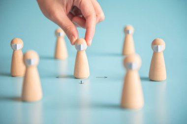 İnsanlar COVID-19 koronavirüsünden korunmak için sosyal mesafeyi deniyorlar..