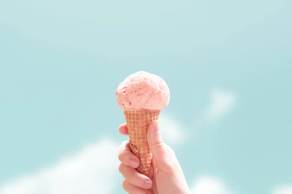 Hand Hält Erdbeer Eiszapfen Blauen Himmel Vor Sommerlichem Hintergrund Minimaler — Stockfoto