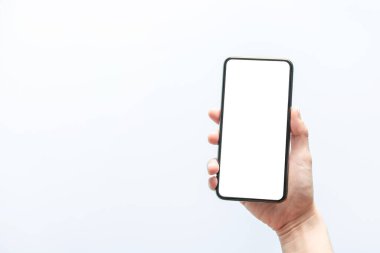 Akıllı telefon maketi. Siyah telefon beyaz ekranını tutarak elinizi kapatın. Beyaz arka planda izole edilmiş. Cep telefonu çerçevesiz tasarım kavramı.