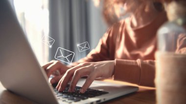 E- posta simgesi olan dizüstü bilgisayar kullanan kadın eli, evden çalışma, e-posta kavramı.