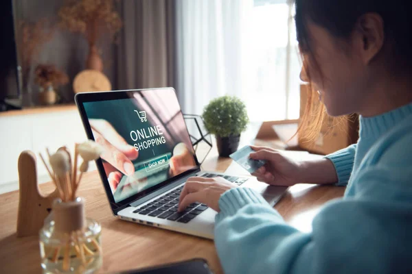 Conceito Commerce Compras Line Mão Mulher Usando Laptop Site Mockup — Fotografia de Stock