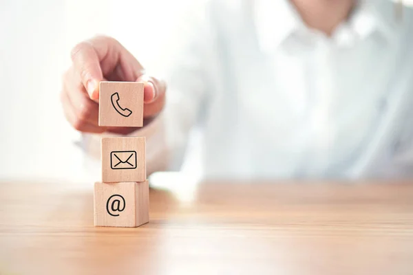 Contacte Nos Businessman Mão Segurando Correio Telefone Mail Ícone Conceito — Fotografia de Stock