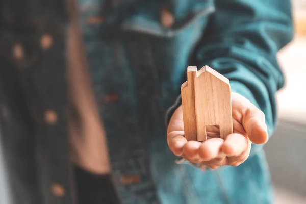 Nova Casa Conceito Propriedade Imobiliária Mulher Segurando Casa Modelo Madeira — Fotografia de Stock