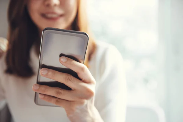 Mulher Mão Segurando Telefone Celular Ela Usando Aplicativos Móveis Programas — Fotografia de Stock