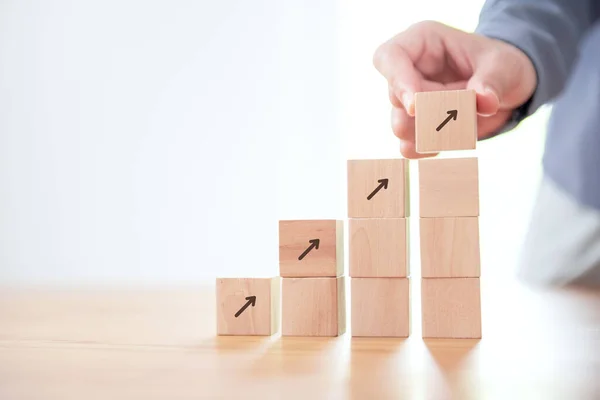 Feche Mão Empresário Organizando Empilhamento Cubo Madeira Como Escada Degrau — Fotografia de Stock