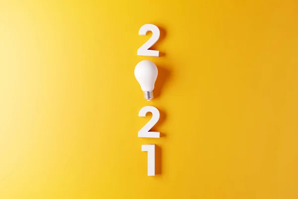 2021 창의력의 노란색 배경에 2021 새로운 아이디어 아이디어 — 스톡 사진