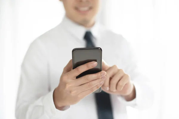 Close Homem Negócios Usando Telefone Inteligente Móvel Fundo Para Cópia — Fotografia de Stock