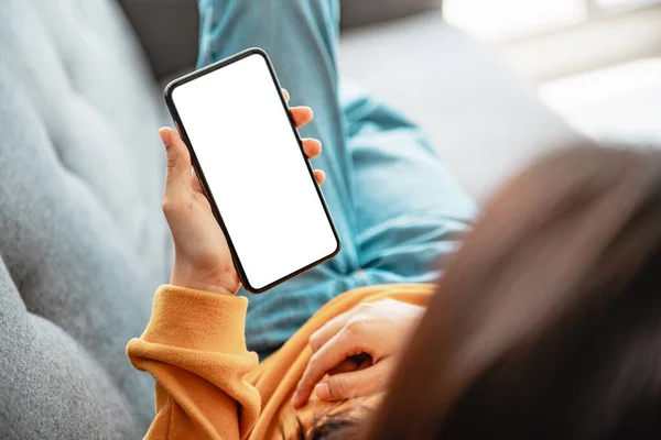 Mulher Usando Smartphone Móvel Com Tela Branca Branco Sofá Sala — Fotografia de Stock
