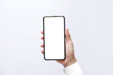 Akıllı telefon maketi. Siyah telefon beyaz ekranını tutarak elinizi kapatın. Beyaz arka planda izole edilmiş. Cep telefonu çerçevesiz tasarım kavramı.