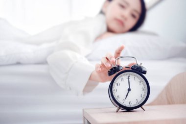 Yakın plan El çalar saati kapatır ve sabah uyanır..