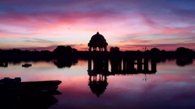 Jaisalmer Rajasthan 'daki Gadsisar Sagar Gölü' nde gün doğumunun güzel manzarası