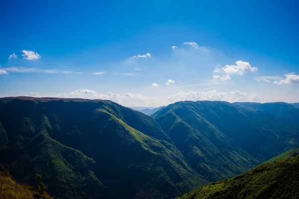 Vista Natural Las Montañas Plegadas Exuberantes Valles Verdes Con Cielo — Foto de Stock