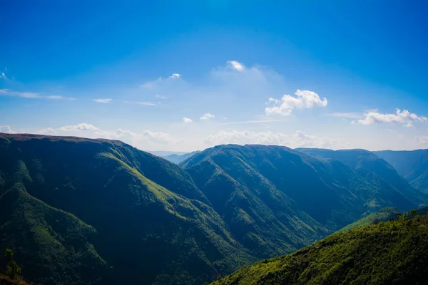 Vista Natural Las Montañas Plegadas Exuberantes Valles Verdes Con Cielo — Foto de Stock