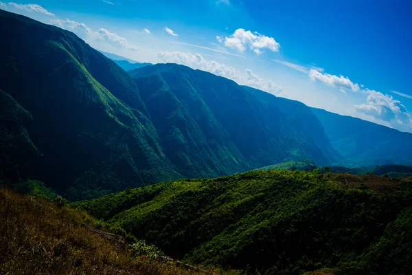 Vista Natural Las Montañas Plegadas Exuberantes Valles Verdes Con Cielo — Foto de Stock