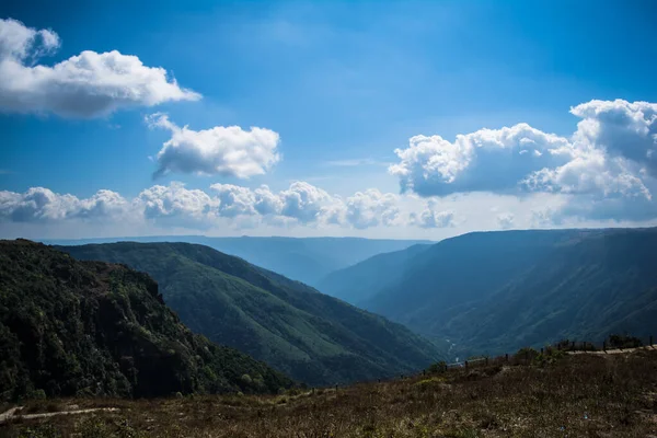 Vista Natural Las Montañas Plegadas Exuberantes Valles Verdes Con Cielo — Foto de Stock