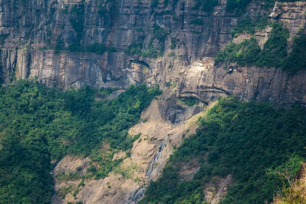 エコパークチェラプンジ メガラヤ チェラプンジ メガラヤの緑の峡谷と能のスニティアンの滝の美しい景色 — ストック写真