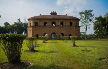 Rang ghar sibsagar assam, bir zamanlar kraliyet spor pavyonu olarak hizmet veren iki katlı bir bina.