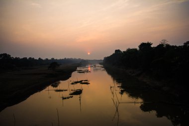 Akşam Kaziranga Assam, Hindistan 'da göl ve nehirle Sunset View.