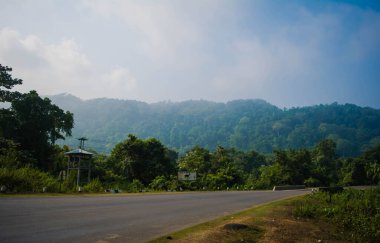 Kaziranga 'da ulusal otoyol, Golaghat, Assam