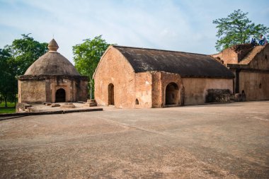 Talatal Ghar, Talatal Ghar Rangpur, Sivasagar, Assam 'da yer almaktadır. Tai Ahom mimarisinin en büyük örnekleri
