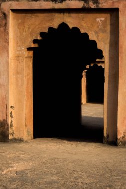 Talatal Ghar, Talatal Ghar Rangpur, Sivasagar, Assam 'da yer almaktadır. Tai Ahom mimarisinin en büyük örnekleri