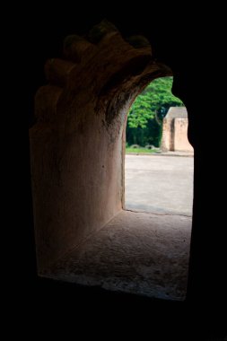 Rangpur 'daki Talatal Ghar' da gün batımı manzarası, Sivasagar, Assam. Tai Ahom mimarisinin en büyük örnekleri