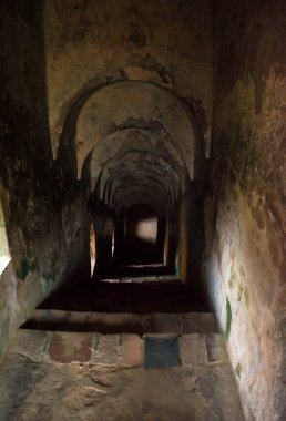 Talatal Ghar, Talatal Ghar Rangpur, Sivasagar, Assam 'da yer almaktadır. Tai Ahom mimarisinin en büyük örnekleri