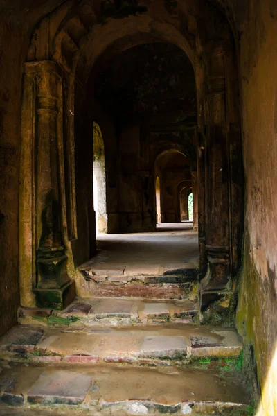 Rangpur 'daki Talatal Ghar' da gün batımı manzarası, Sivasagar, Assam. Tai Ahom mimarisinin en büyük örnekleri