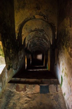 Talatal Ghar, Talatal Ghar Rangpur, Sivasagar, Assam 'da yer almaktadır. Tai Ahom mimarisinin en büyük örnekleri