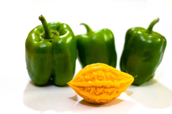 Cabaça Amarga Amarela Entre Capsicum Verde Com Fundo Isolado Ímpar — Fotografia de Stock