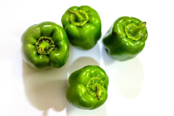 Capsicum Pimiento Verde Fresco Aislado Sobre Fondo Blanco — Foto de Stock