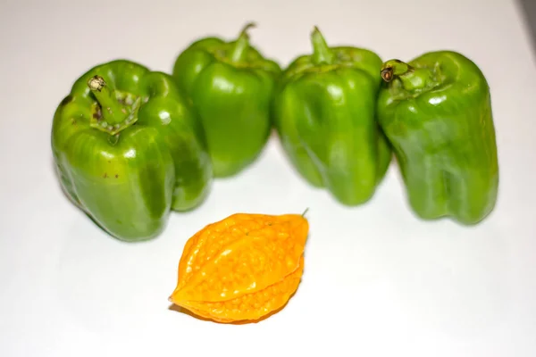 Calabaza Amarilla Amarilla Entre Pimiento Verde Con Fondo Aislado Extraña — Foto de Stock