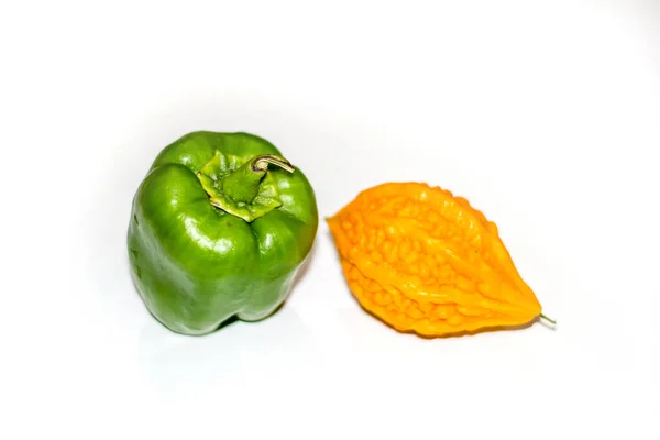 Cabaça Amarga Amarela Entre Capsicum Verde Com Fundo Isolado Ímpar — Fotografia de Stock