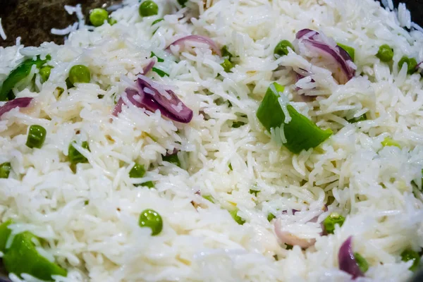 インドのプラフや野菜の米 新鮮なエンドウ豆の上昇 食材の米 緑のエンドウ豆 黒い背景に隔離され — ストック写真