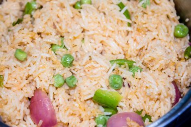 Sebzeli ev yapımı Çin pilavı, sebzeli Schezwan kızarmış pilav, bezelye, biber, yeşil fasulye, havuç. Seçici Odaklanma, Üst Görünüm